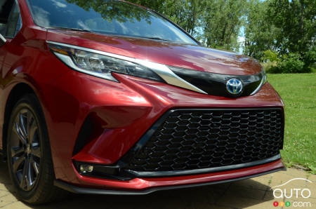 2021 Toyota Sienna, front grille